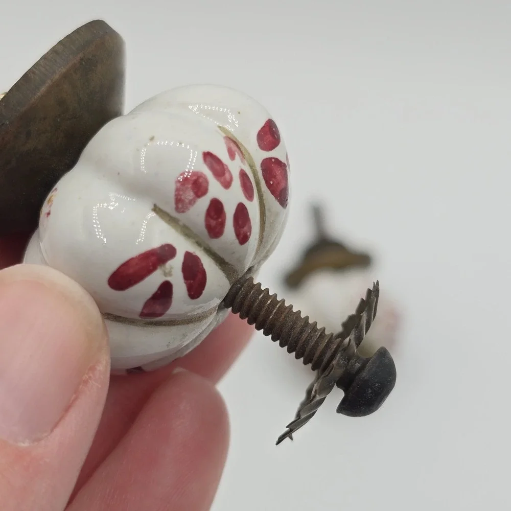 Lot Of 2 VINTAGE VICTORIAN‎ HAND PAINTED Cabibet Drawer Knobs